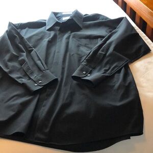 Men’s van Heusen black poplin dress shirt